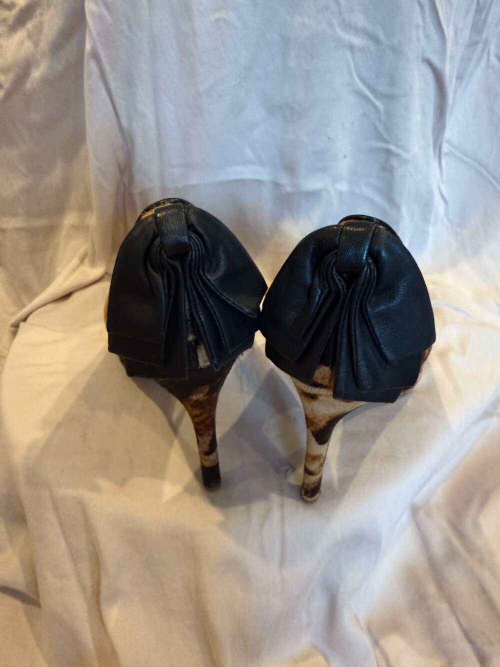 Louise Et Cie-Brown Black & Tan Animal Print Calf Hair Bow Heels. Size 7.5 - Picture 2 of 3